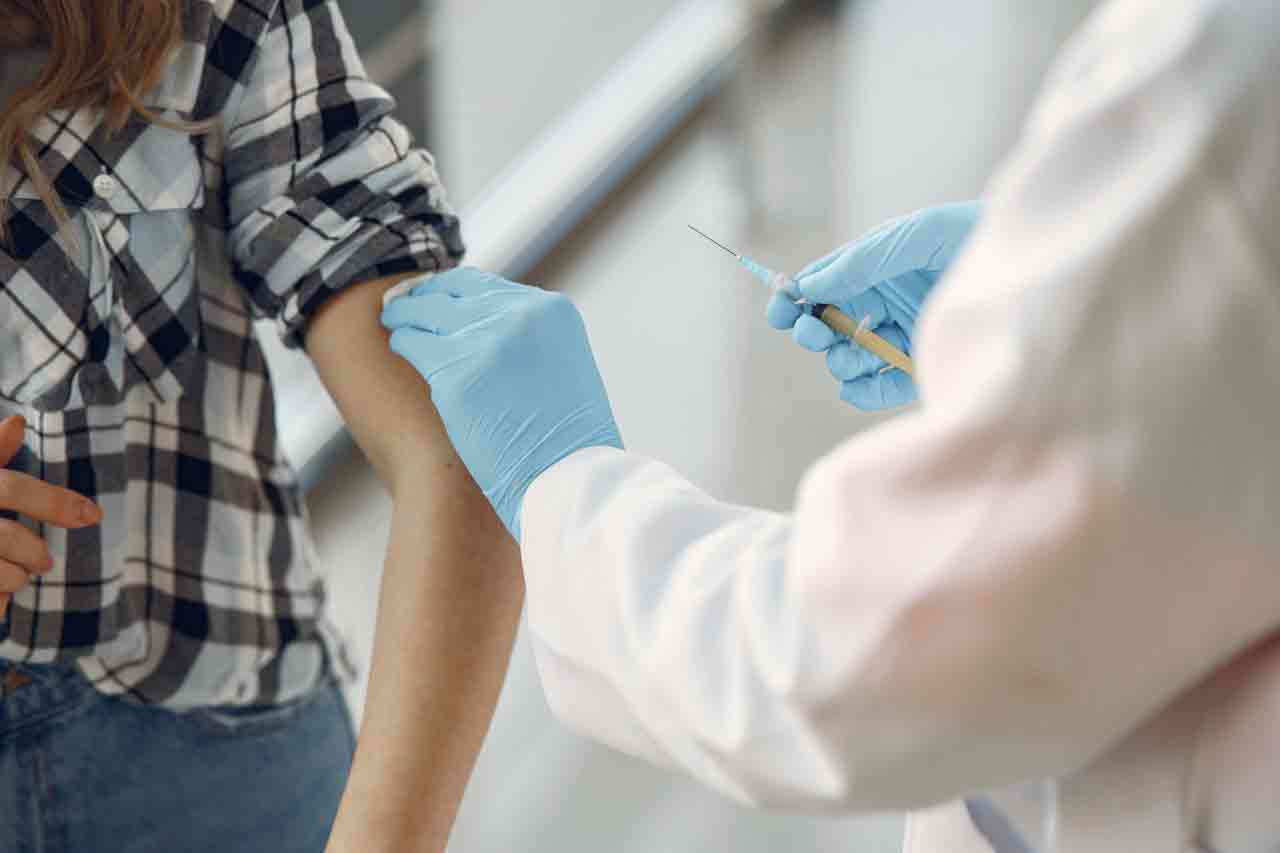 Tiêm Vắc Xin Mỹ cho người nộp đơn xin thẻ xanh