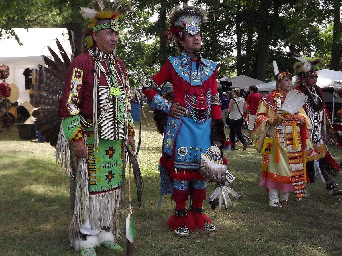 Lịch sử hình thành trang phục truyền thống của Canada