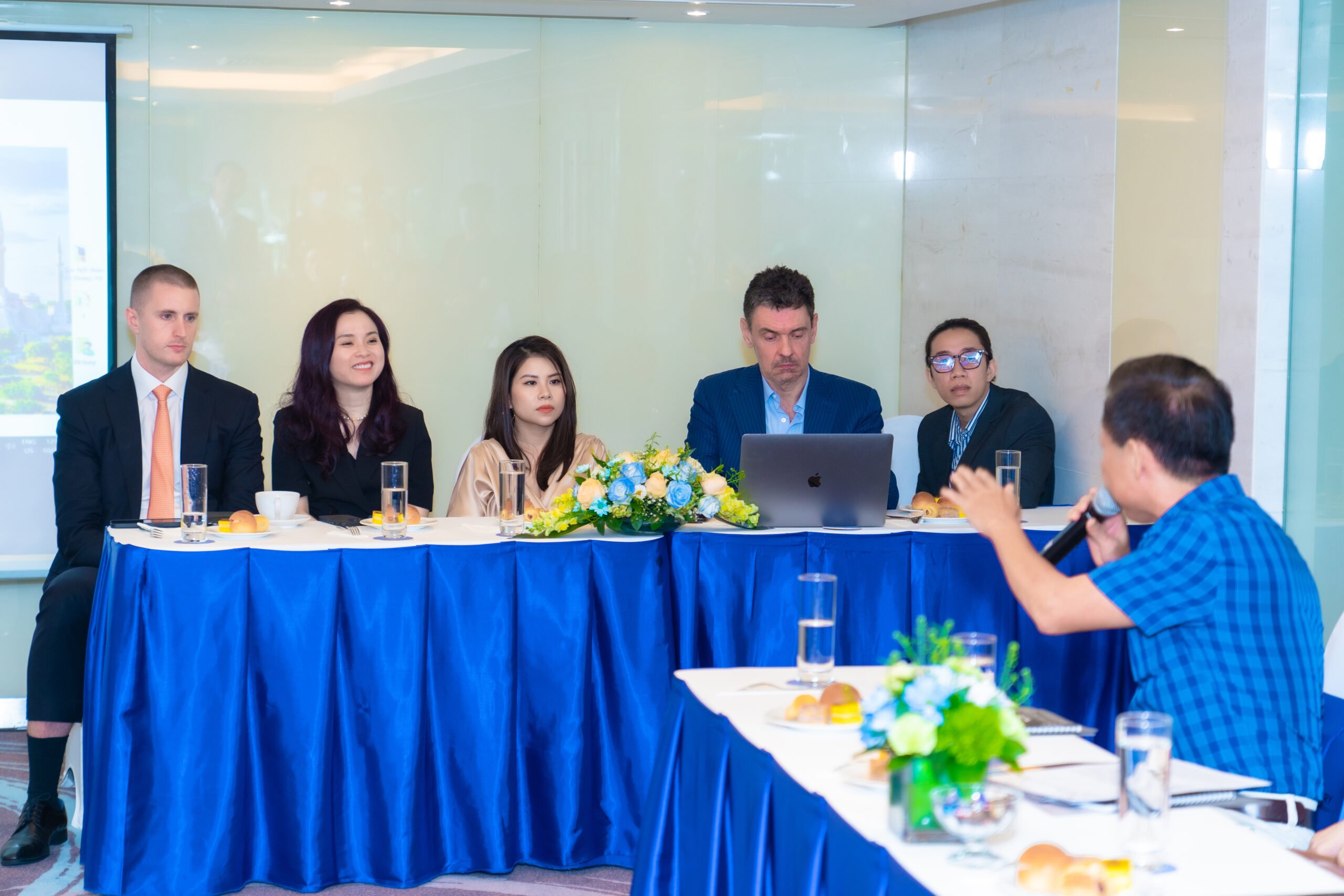 CEO Vicky Nguyễn cùng ông Sam Wolfe – COO – Asia tại OneWorld Group, luật sư Mark I. Davies, Esq. và các đối tác trao đổi với khách hàng tham gia hội thảo