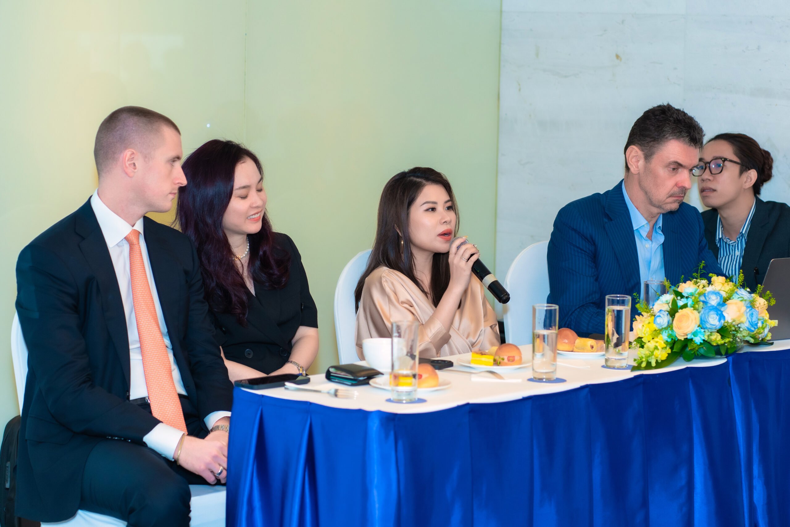 CEO Vicky Nguyễn trả lời câu hỏi của khách hàng trong hội thảo chương trình Đầu tư nhập tịch Thổ Nhĩ Kỳ