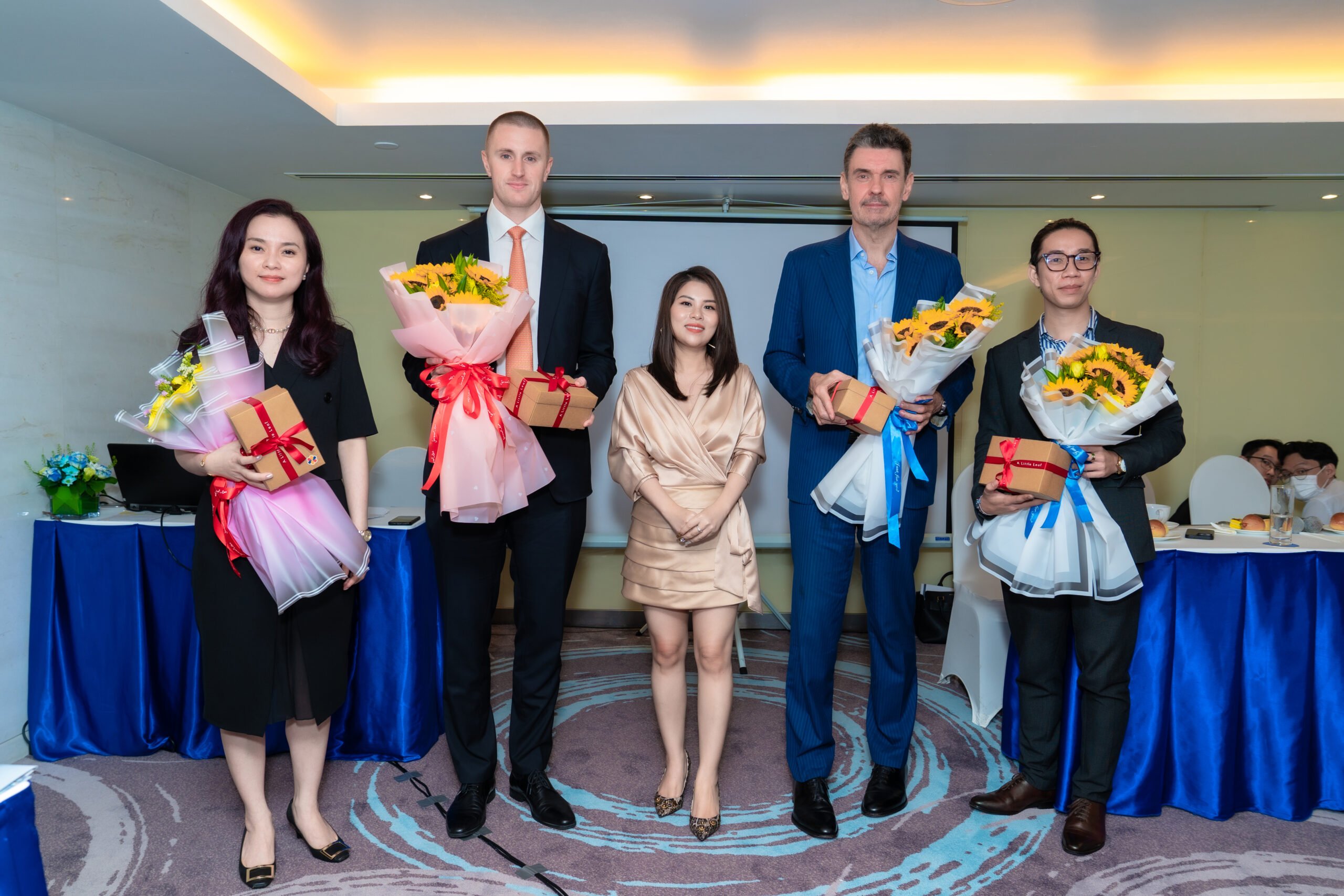 CEO Vicky Nguyễn cùng ông Sam Wolfe – COO – Asia tại OneWorld Group, luật sư Mark I. Davies, Esq. và các đối tác