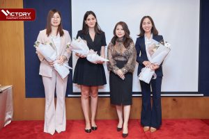 CEO Vicky Nguyen cùng đối tác và luật sư định cư