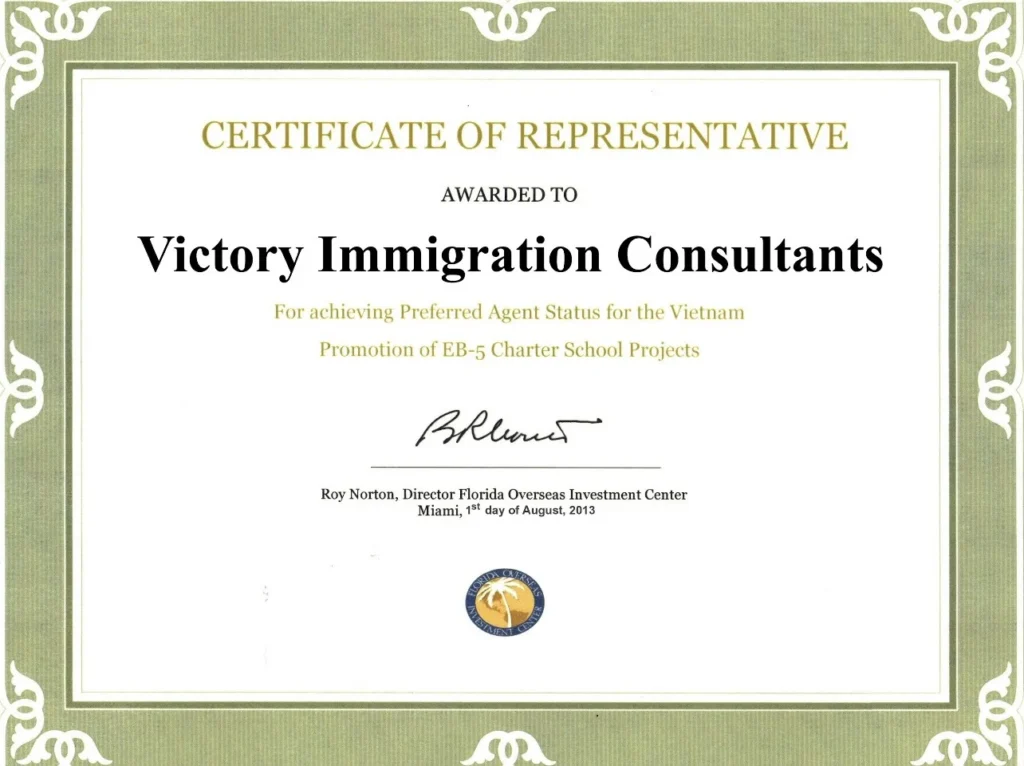 Chứng nhận do Florida Overseas Investment Center cấp ngày 01/08/2013, công nhận Victory Investment Consultants là Đối tác ưu tiên tại Việt Nam trong việc quảng bá các dự án EB-5 Charter School, ký bởi Roy Norton – Director.