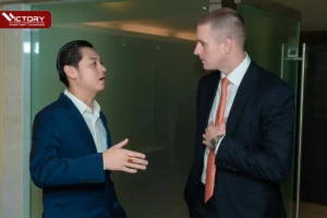 ceo edison quach va ong sam wolfe trao doi cung nhau hoi thao tho nhi ky 2022 1