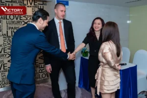 ceo vicky nguyen, coo edison quach cung ong sam wolfe va cac dai dien tai hoi thao tho nhi ky 2022