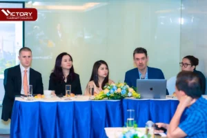 ceo vicky nguyen, ong sam wolfe, luat su mark i davies va cac dai dien tai hoi thao dinh cu thang 10 2022 2