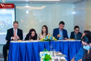 ceo vicky nguyen, ong sam wolfe, luat su mark i davies va cac dai dien tai hoi thao dinh cu thang 10 2022