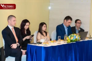ceo vicky nguyen, ong sam wolfe, luat su mark i davies va cac dai dien tai hoi thao dinh cu thang 10 2022 4