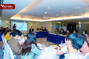 ceo vicky nguyen, ong sam wolfe, luat su mark i davies va cac dai dien tai hoi thao dinh cu thang 10 2022 5