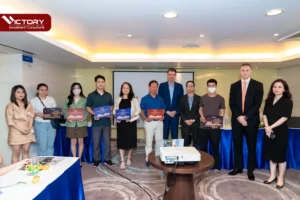 ceo vicky nguyen, ong sam wolfe, luat su mark i davies va cac dai dien trao qua cho khan gia tai hoi thao dinh cu thang 10 2022