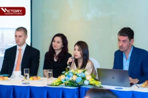 ceo vicky nguyen, ong sam wolfe va luat su mark i davies tai hoi thao dinh cu thang 10 2022