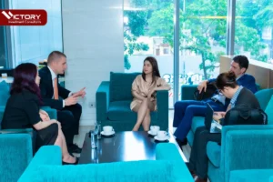 ceo vicky nguyen, ong sam wolfe va luat su mark i davies trao doi voi nhau tai hoi thao dinh cu thang 10 2022