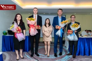 ceo vicky nguyen tang hoa cho ong sam wolfe, luat su mark i davies va cac dai dien tai hoi thao dinh cu thang 10 2022