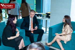 ceo vicky nguyen trao doi cung ong sam wolfe va dai dien tai hoi thao tho nhi ky 2022 victory