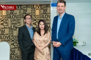 ceo vicky nguyen va mark i davies esq cung cac dai dien tai hoi thao dinh cu victory thang 10 2022