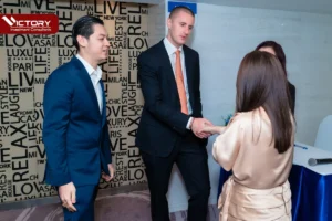 ceo vicky nguyen va ong sam wolfe bat tay chao nhau tai hoi thao tho nhi ky 2022