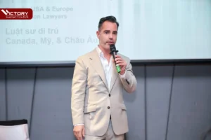 Luật sư Francis Tourigny trình bày các thông tin về định cư Canada tại hội thảo định cư do Victory Investment Consultants tổ chức năm 2022