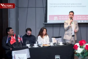 Luật sư Francis Tourigny phát biểu tại hội thảo định cư do Victory Investment Consultants tổ chức năm 2022