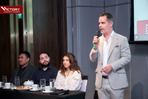 Luật sư Francis Tourigny phát biểu tại hội thảo định cư do VICTORY tổ chức năm 2022