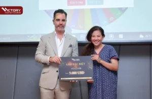 Luật sư Francis Tourigny và khách hàng tham gia hội thảo định cư do VICTORY tổ chức 2022