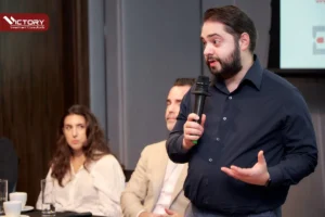 Luật sư Marc Andre Seguin trình bày các chương trình định cư tại hội thảo định cư do VICTORY tổ chức năm 2022