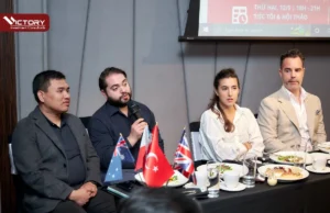 Luật sư Marc André Seguin, luật sư Francis Tourigny, cô Cynthia Nader (chuyên gia phát triển dự án thuộc Quebec Entrepreneur Stream 1) và các đại diện tại hội thảo định cư do VICTORY tổ chức năm 2022