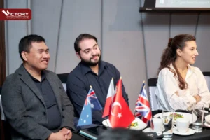 Luật sư Marc André Seguin cùng các đại diện tại hội thảo định cư do VICTORY tổ chức năm 2022