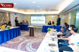 mark i davies esq trinh bay noi dung chuong trinh tai buoi hoi thao dinh cu victory 2022