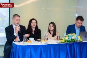 ong sam wolfe tra loi cau hoi cua khach hang tham gia hoi thao tho nhi ky 2022 1