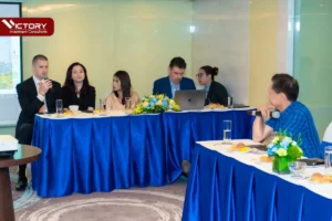 ong sam wolfe tra loi cau hoi cua khach hang tham gia hoi thao tho nhi ky 2022