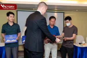 ong sam wolfe trao qua cho cac khach hang tham gia hoi thao tho nhi ky 2022 1