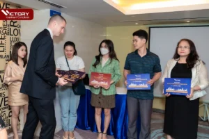 ong sam wolfe trao qua cho cac khach hang tham gia hoi thao tho nhi ky 2022