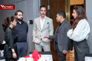 Luật sư Francis Tourigny trò chuyện cùng CEO Vicky Nguyen, Luật sư Marc André Seguin, cô Cynthia Nader (chuyên gia phát triển dự án thuộc Quebec Entrepreneur Stream 1) và các đại diện tại hội thảo định cư do Victory Investment Consultants tổ chức năm 2022