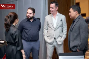 CEO Vicky Nguyen, luật sư Marc André Seguin, luật sư Francis Tourigny và đối tác trò chuyện cùng nhau tại hội thảo định cư do Victory Investment Consultants tổ chức năm 2022