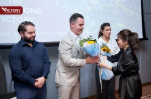 CEO Vicky Nguyen tặng hoa cho luật sư Francis Tourigny tại hội thảo định cư VICTORY 2022