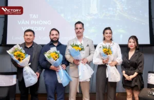 CEO Vicky Nguyen tặng hoa cho luật sư Marc Andre Seguin, luật sư Francis Tourigny, cô Cynthia Nader (chuyên gia phát triển dự án thuộc Quebec Entrepreneur Stream 1) và các đại diện tại hội thảo định cư do VICTORY tổ chức năm 2022
