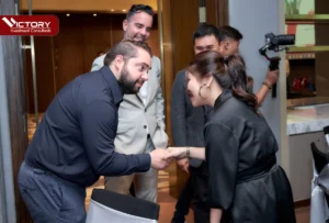 CEO Vicky Nguyen và luật sư Marc André Seguin chào nhau tại hội thảo định cư do Victory Investment Consultants tổ chức năm 2022